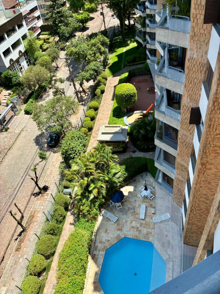 Vista da rua sacada do apatamento